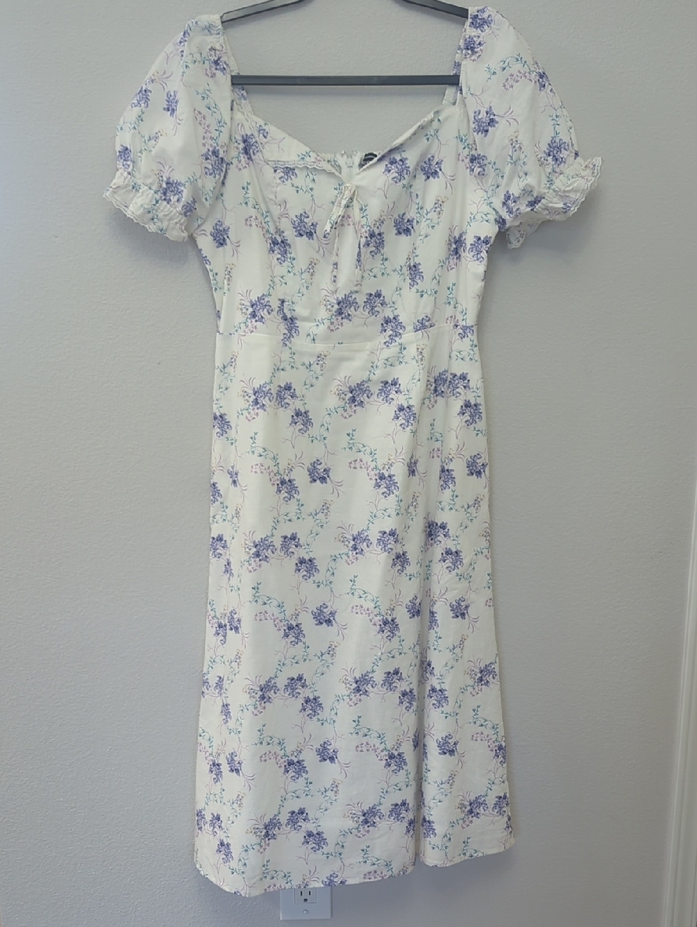 Scoop Dress White Floral Puff-Sleeve Midi Dress with Purple Print